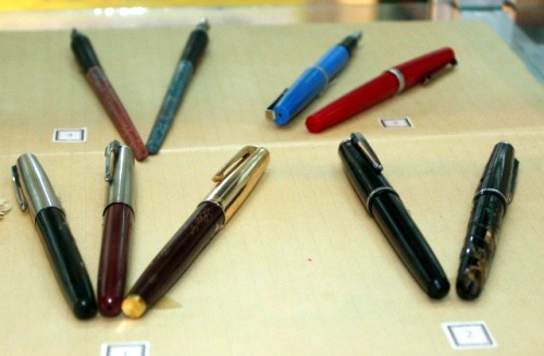 Bút máy Kim Tinh có nắp màu vàng từng một thời là "sát thủ tình trường" vì loại bút này chỉ nhà giàu mới có